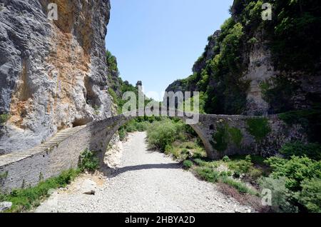 Griechenland, Epirus, historische Noutsos-Brücke alias Kokoris-Brücke über den Fluss Voidomatis im Zagori alias Zagorohoria-Viertel Stockfoto