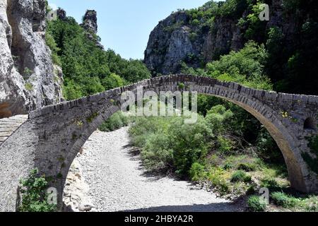 Griechenland, Epirus, historische Noutsos-Brücke alias Kokoris-Brücke über den Fluss Voidomatis im Zagori alias Zagorohoria-Viertel Stockfoto