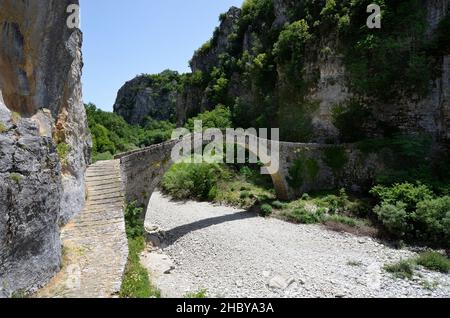 Griechenland, Epirus, historische Noutsos-Brücke alias Kokoris-Brücke über den Fluss Voidomatis im Zagori alias Zagorohoria-Viertel Stockfoto