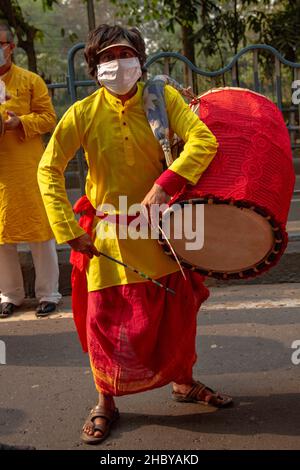 Kalkutta, Westbengalen, Indien. 22nd Dez 2021. Kolkatas Durga puja wurde auf der UNESCO-Sitzung 16th in Paris, Frankreich, am 15. Dezember in die Liste des besonderen Kulturerbes aufgenommen. Eine Nachricht in den sozialen Medien sagte, dass Durga Pujo zum immateriellen Kulturerbe der UNESCO gehört. Die Anerkennung mit Freude und Enthusiasmus begrüßen. Die Durga Puja von Kalkutta wurde von der UNESCO zum immateriellen Erbe ernannt. Um diese Anerkennung zu feiern, marschierten die Organisatoren verschiedener Pujo-Komitees von Kalkutta am Mittwoch. Der Spaziergang von der Vorderseite der Akademie der Schönen Künste zu Dorina Cro Stockfoto