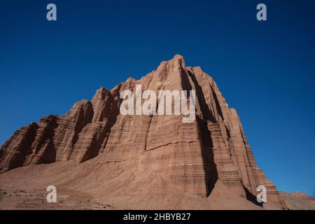 Das Cathedral Valley enthält mehrere geologische Besonderheiten. Stockfoto