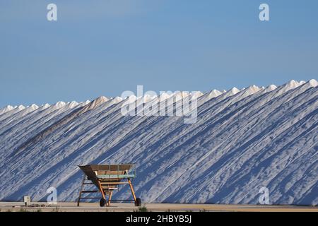 Salinen von Santa Pola mit Salzpfannen und Trolleys, Alicante, Spanien Stockfoto