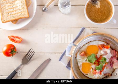 Frühstück inklusive Kaffee, Eierschale, Brot, Stockfoto