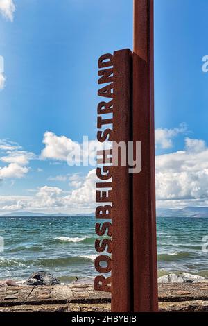 Rossbeigh Beach Viewpoint an der Atlantikküste, Rusty Iron Marker, Ring of Kerry Scenic Road, Iveragh Peninsula, Irland Stockfoto