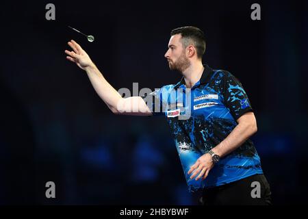 Luke Humphries im Einsatz gegen Rowby-John Rodriguez am achten Tag der William Hill World Darts Championship im Alexandra Palace, London. Bilddatum: Mittwoch, 22. Dezember 2021. Stockfoto