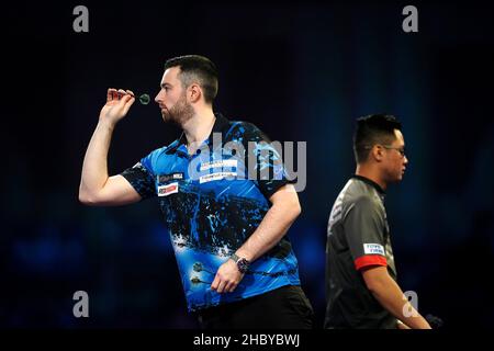 Luke Humphries im Einsatz gegen Rowby-John Rodriguez am achten Tag der William Hill World Darts Championship im Alexandra Palace, London. Bilddatum: Mittwoch, 22. Dezember 2021. Stockfoto