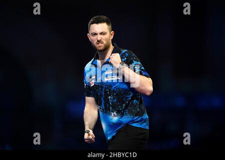 Luke Humphries im Einsatz gegen Rowby-John Rodriguez am achten Tag der William Hill World Darts Championship im Alexandra Palace, London. Bilddatum: Mittwoch, 22. Dezember 2021. Stockfoto