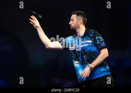 Luke Humphries im Einsatz gegen Rowby-John Rodriguez am achten Tag der William Hill World Darts Championship im Alexandra Palace, London. Bilddatum: Mittwoch, 22. Dezember 2021. Stockfoto