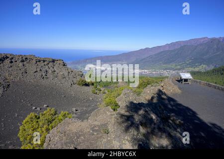 Blick von Mirador del Llano del Jable in Richtung Los Llanos, zerstört durch den Ausbruch von 2021, El Paso, La Palma, Spanien Stockfoto