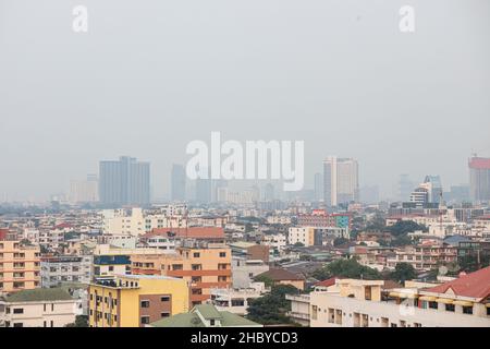 Bangkok, Thailand. 22nd Dez 2021. Der Luftqualitätsindex von Bangkok liegt auf einem Niveau, das sich auf die Gesundheit auswirkt, was zu einer verringerten Sichtbarkeit aufgrund von PM 2,5-Rauchstaub führt, der durch unvollständige Verbrennung durch menschliche Aktivitäten verursacht wird. Bangkok wird dieses Problem jedes Jahr im Winter aufgrund der Temperaturinversion hart bewältigen. (Bild: © Adirach Toumlamoon/Pacific Press via ZUMA Press Wire) Stockfoto