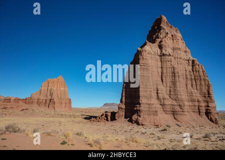 Das Cathedral Valley enthält mehrere geologische Besonderheiten. Stockfoto