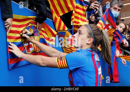 BARCELONA - DEZ 4: Alexia Putellas mit den Fans beim Primera Division Femenina Spiel zwischen FC Barcelona und Athletic de Bilbao beim Johan Cruyf Stockfoto