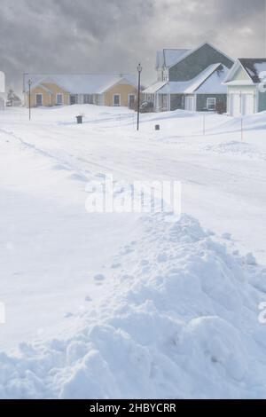 Gepflügte Straße durch eine Unterteilung nach einem Sturm. Stockfoto