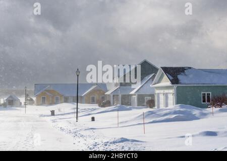 Gepflügte Straße durch eine Unterteilung. Stockfoto