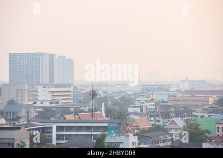 Bangkok, Thailand. 22nd Dez 2021. Der Luftqualitätsindex von Bangkok liegt auf einem Niveau, das sich auf die Gesundheit auswirkt, was zu einer verringerten Sichtbarkeit aufgrund von PM 2,5-Rauchstaub führt, der durch unvollständige Verbrennung durch menschliche Aktivitäten verursacht wird. Bangkok wird dieses Problem jedes Jahr im Winter aufgrund der Temperaturinversion hart bewältigen. (Bild: © Adirach Toumlamoon/Pacific Press via ZUMA Press Wire) Stockfoto