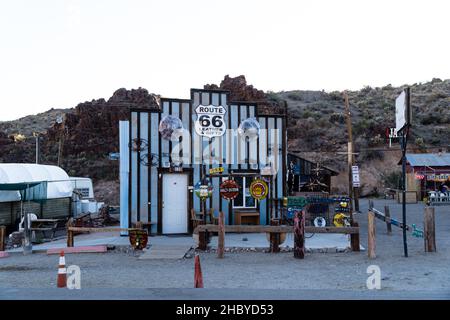 OATMAN, VEREINIGTE STAATEN - 18. Okt 2019: Eine breite Aufnahme eines Gebäudes mit Route 66 Schild, blaue Streifen, Oatman, Arizona, Route 66 Stockfoto