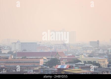 Bangkok, Thailand. 22nd Dez 2021. Der Luftqualitätsindex von Bangkok liegt auf einem Niveau, das sich auf die Gesundheit auswirkt, was zu einer verringerten Sichtbarkeit aufgrund von PM 2,5-Rauchstaub führt, der durch unvollständige Verbrennung durch menschliche Aktivitäten verursacht wird. Bangkok wird dieses Problem jedes Jahr im Winter aufgrund der Temperaturinversion hart bewältigen. (Bild: © Adirach Toumlamoon/Pacific Press via ZUMA Press Wire) Stockfoto