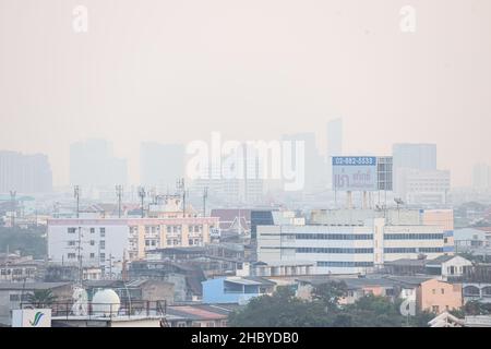 Bangkok, Thailand. 22nd Dez 2021. Der Luftqualitätsindex von Bangkok liegt auf einem Niveau, das sich auf die Gesundheit auswirkt, was zu einer verringerten Sichtbarkeit aufgrund von PM 2,5-Rauchstaub führt, der durch unvollständige Verbrennung durch menschliche Aktivitäten verursacht wird. Bangkok wird dieses Problem jedes Jahr im Winter aufgrund der Temperaturinversion hart bewältigen. (Bild: © Adirach Toumlamoon/Pacific Press via ZUMA Press Wire) Stockfoto