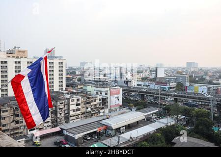 Bangkok, Thailand. 22nd Dez 2021. Der Luftqualitätsindex von Bangkok liegt auf einem Niveau, das sich auf die Gesundheit auswirkt, was zu einer verringerten Sichtbarkeit aufgrund von PM 2,5-Rauchstaub führt, der durch unvollständige Verbrennung durch menschliche Aktivitäten verursacht wird. Bangkok wird dieses Problem jedes Jahr im Winter aufgrund der Temperaturinversion hart bewältigen. (Bild: © Adirach Toumlamoon/Pacific Press via ZUMA Press Wire) Stockfoto