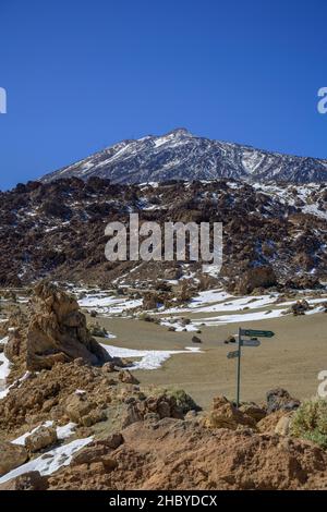 Landschaft bei Minas de San Jose mit frischem Schnee im Hintergrund Gipfel des Teide mit Seilbahn, Las Canadas del Teide Nationalpark, La Stockfoto