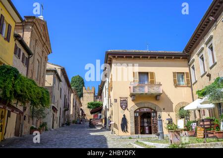 Restaurant am Glockenturm und Blick auf das Schloss, Gradara, Provinz Pesaro und Urbino, Italien Stockfoto