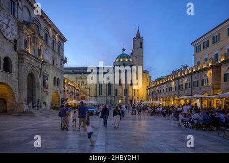 Piazza del Popolo und die Kirche San Francesco auf der rechten Seite die Loggia dei Mercanti, Ascoli Piceno, Provinz Ascoli Piceno, Italien Stockfoto