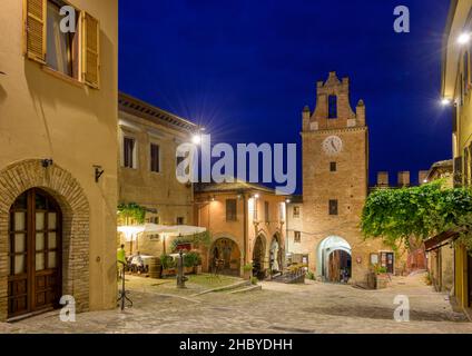 Uhrturm und Restaurant, Gradara, Provinz Pesaro und Urbino, Italien Stockfoto