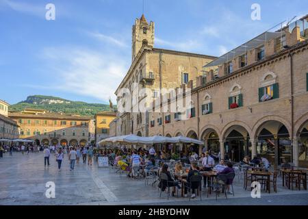 Loggia dei Mercanti in Piazza del Popolo, Ascoli Piceno, Provinz Ascoli Piceno, Italien Stockfoto