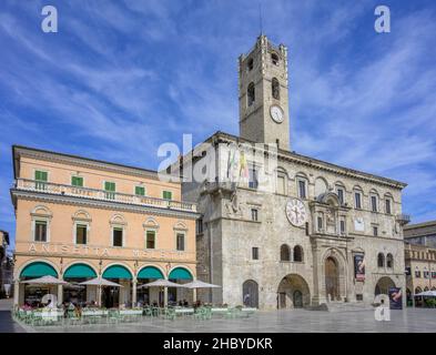 Café Meletti und Palazzo dei Capitani del Popolo, Ascoli Piceno, Provinz Ascoli Piceno, Italien Stockfoto