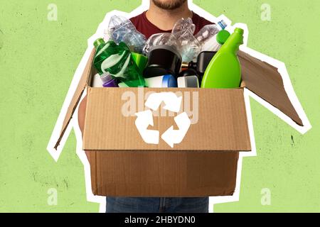 Collage zeitgenössischer Kunst. Mann hält Box mit verschiedenen Abfällen, Müllarten mit Recycling-Zeichen über grünem Hintergrund. Stockfoto