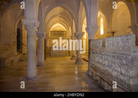 Krypta in der Kathedrale von San Leopardo, Osimo, Provinz Ancono, Italien Stockfoto