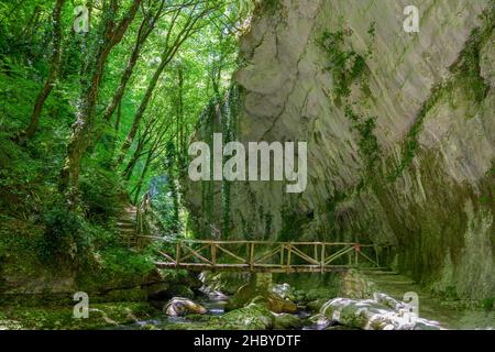 Brücke des Wanderweges durch die Schlucht des Flusses Orfento, Caramanico Terme, Provinz Pescara, Italien Stockfoto