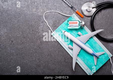 Impfflug für Bescheinigung vor Ihrer Immunisierung.Einschiffung vor der Reise.Schutz mit Ihrer Maske und Gesundheitsversorgung überprüfen Coronavirus Stockfoto