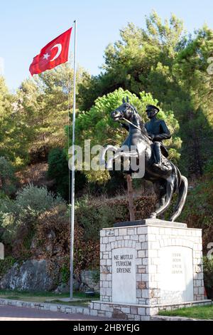 Reiterstatue von Mustafa Kemal Atatürk in Turunc in der Türkei. Atatürk-Denkmal. Reiter. Turunc, Türkei - September 4. 2021 Stockfoto