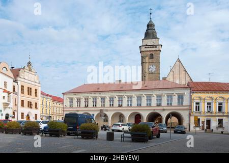 Marktplatz, Friedensplatz, Namesti Miru und Kirche Mariä Himmelfahrt, Historische Altstadt, Slavonice, Zlabings Stockfoto