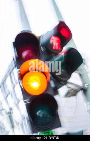 Verschwommene Fotos einer Ampel, Berlin, Deutschland Stockfoto