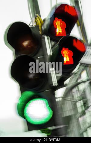 Verschwommene Fotos einer Ampel, Berlin, Deutschland Stockfoto