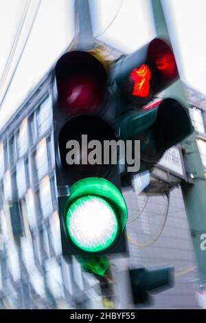 Verschwommene Fotos einer Ampel, Berlin, Deutschland Stockfoto