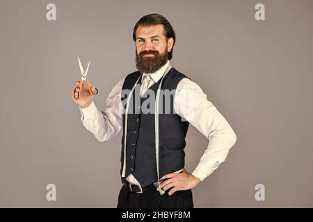 Mann entwerfen für Männer. Erfolgreiche sartor bereit zu arbeiten. Formelle und Bürostil. Mann Schneider mit Maßband und Schere. Mann Schneiderei männliche Kleidung Stockfoto