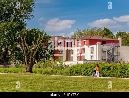 Betreuer mit Senioren im Rollstuhl vor dem Altersheim, Berlin, Deutschland Stockfoto