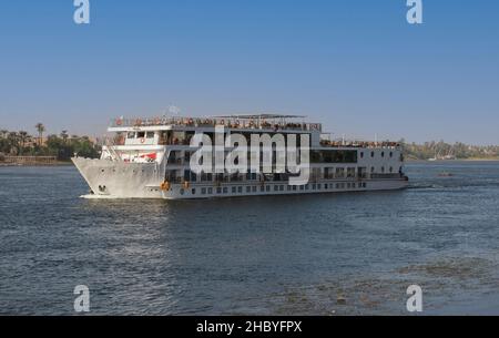 Große luxuriöse traditionelle ägyptische River Cruise Yacht segeln auf dem Nil Stockfoto