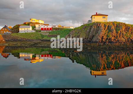 Häuser an der felsigen Küste im letzten Licht des Tages, Stykkisholmur, Vesturland, Snaefelsnes, Island Stockfoto