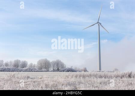 Windturbine in einer Winterlandschaft Stockfoto