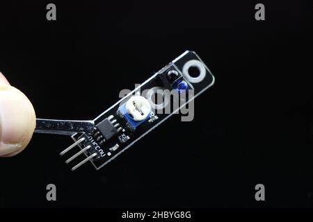 Einkanal-Sensormodul zur Linienverfolgung für elektronische Projekte auf schwarzem Hintergrund Stockfoto