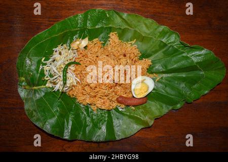 Berühmter Kyangin-Reissalat in Blattpackungen verpackt. Lieblingsrestaurant auf der Straße in Asien, Myanmar. Stockfoto