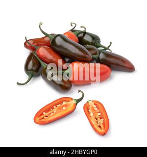 Haufen frischer, scharfer, roter und grüner, reifer und unreifer Jalapeno-Paprika und einer halbierten Paprika vorne isoliert auf weißem Hintergrund Stockfoto
