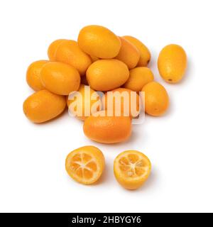 Frisch grün ganz und halbiert Kumquat Nahaufnahme isoliert auf weißem Hintergrund Stockfoto