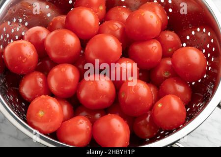 Frisch gewaschene rote Tomaten in einem Metallsieb Stockfoto