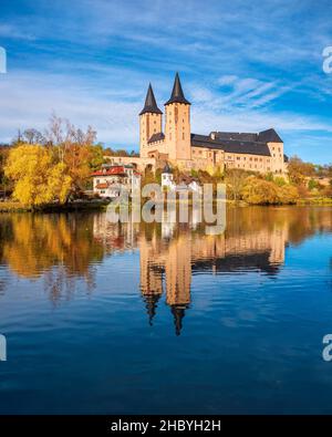Schloss Rochlitz im Herbst, Spiegelung in der Zwickauer Mulde, Rochlitz, Sachsen, Deutschland Stockfoto