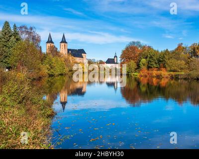 Schloss Rochlitz und Petri-Kirche im Herbst, Spiegelung in der Zwickauer Mulde, Rochlitz, Sachsen, Deutschland Stockfoto